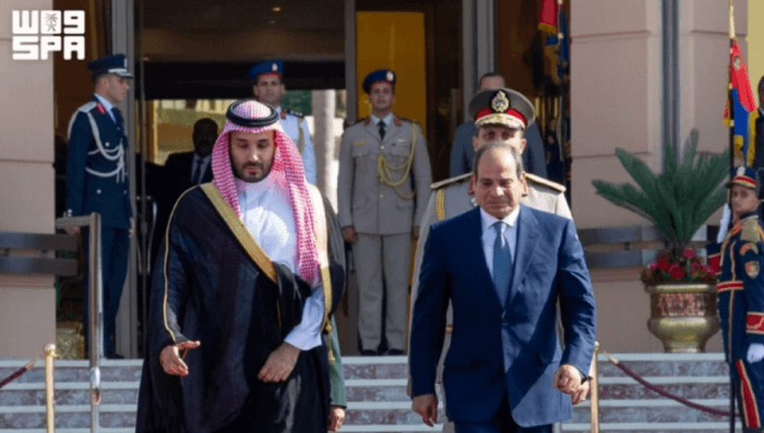 ولي العهد السعودي يغادر القاهرة والرئيس يودعه