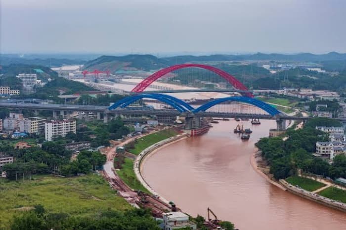 China debuts new logistics channel