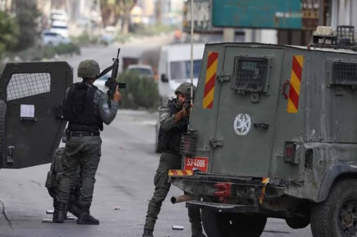 احتلال يعتقل 8 فلسطينيين بجنوب الخليل