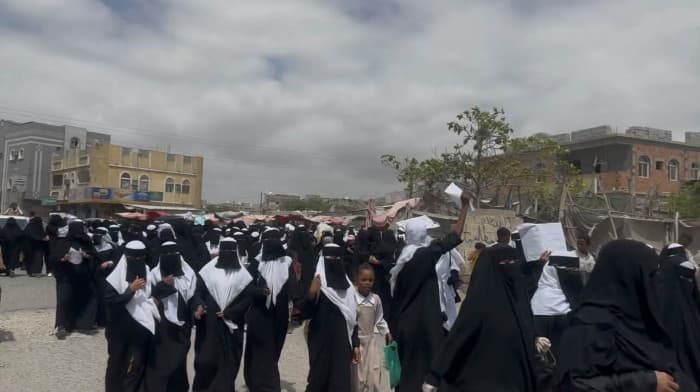 طلاب حضرموت يرفضون فصل المعلمين