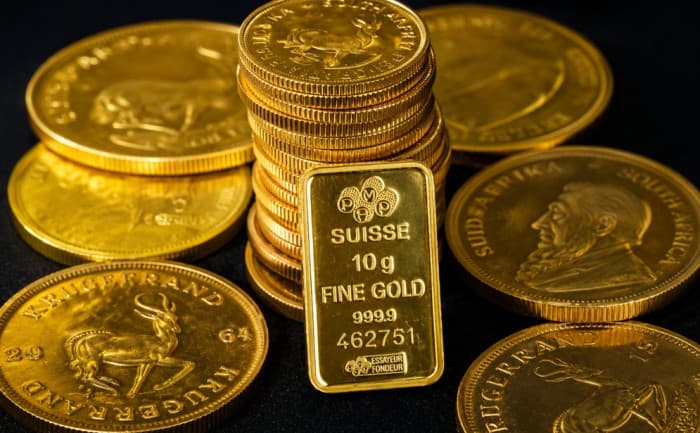 Gold dips on regional tensions easing