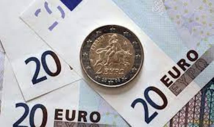 Euro bond yields remain stable amid French debt pressures