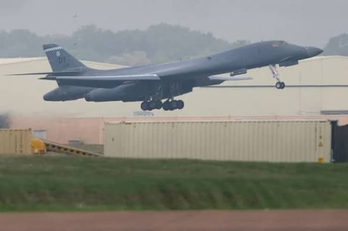 US withdraws bombers from UK base over Iran fears