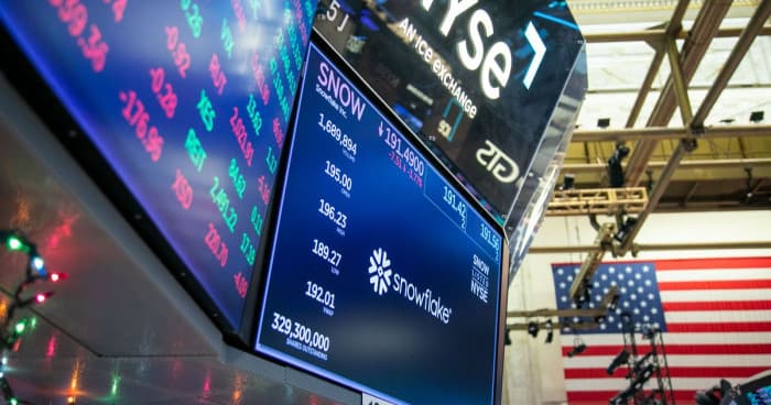 U.S. stocks fall as bonds rise
