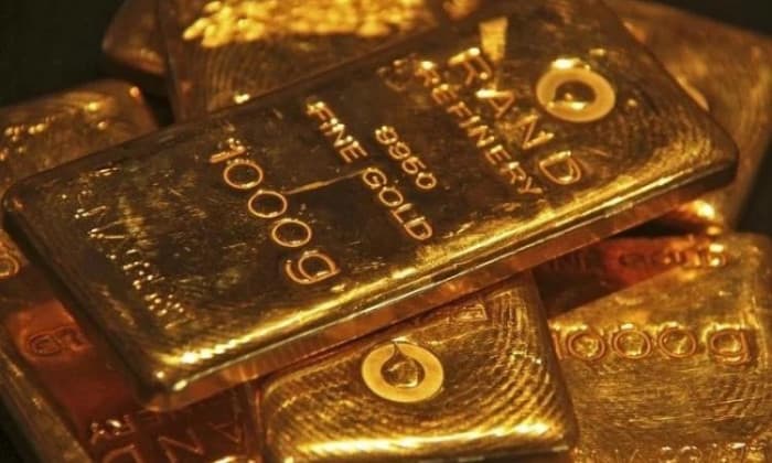 Gold Falls Amid Dollar Rise and Fed Minutes