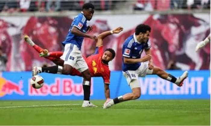 Freiburg with ten players wins league lead