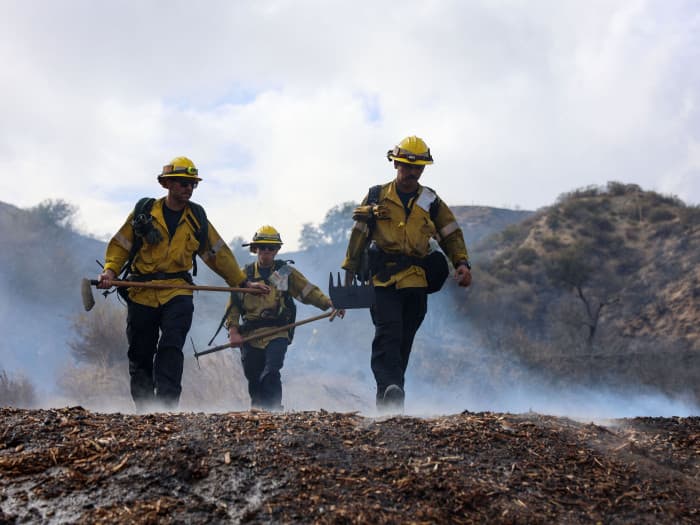 Fire causes Santa Clarita evacuations