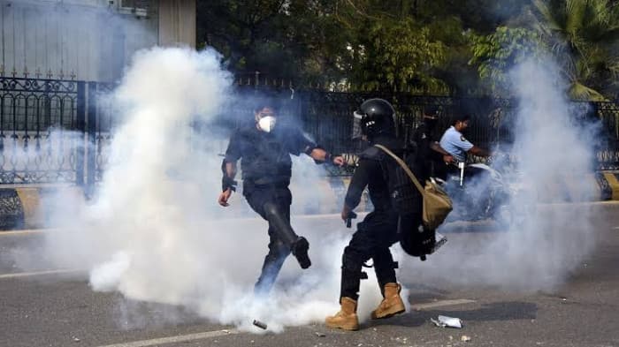 Police and Imran Khan supporters clash