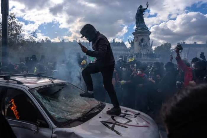 French protesters face police with baguettes