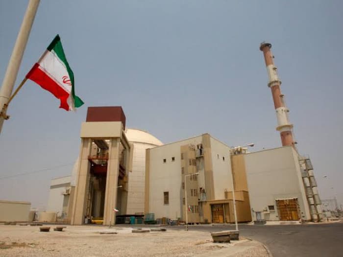 Iranian deputy urges atomic bomb program