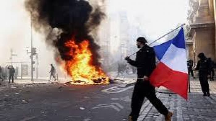 Protesters shut Louvre entrance