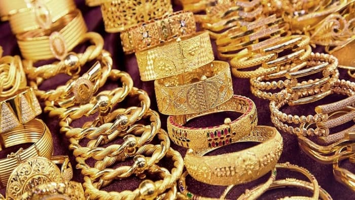 Gold dips amid rising dollar and Fed outlook