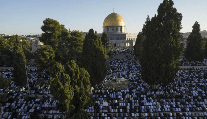 إسرائيل تمدد إبعاد خطيب الأقصى لمدة 6 أشهر