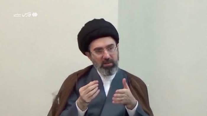 رئيس البرلمان يلتقي بالمرشد الإيراني