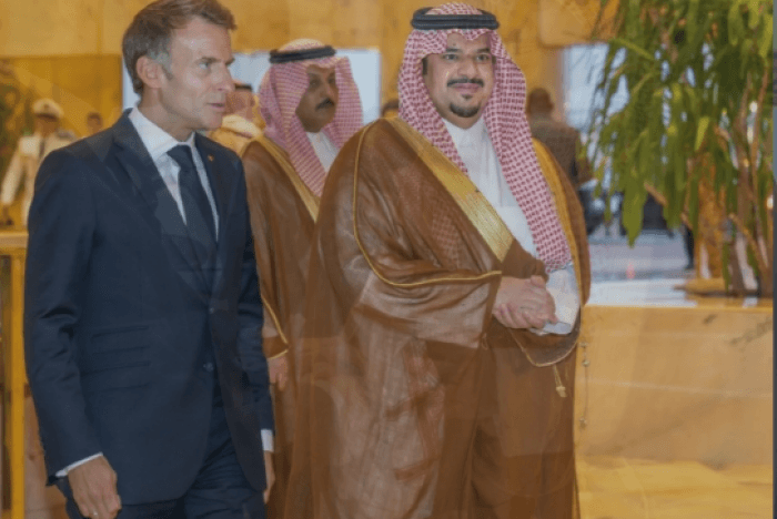الرئيس الفرنسي يغادر الرياض