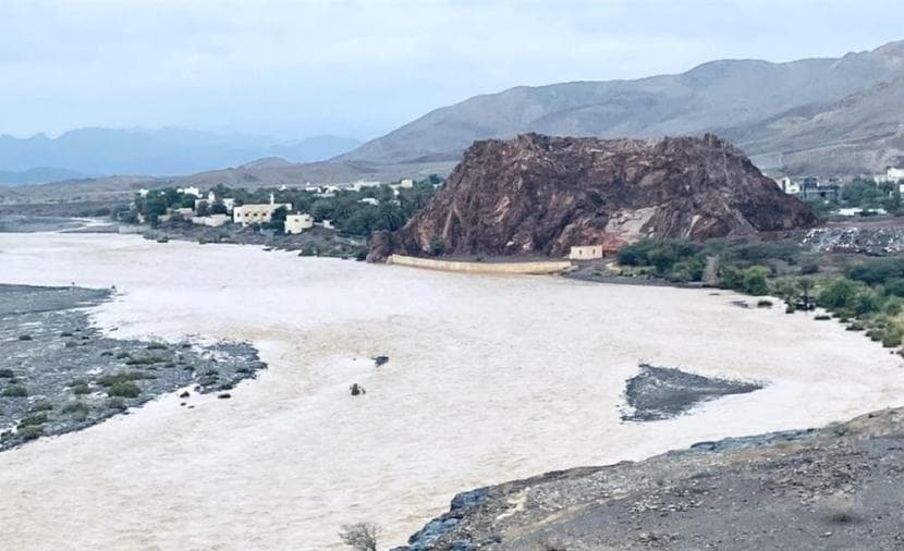 أمطار متفرقة على جبال الحجر وظفار