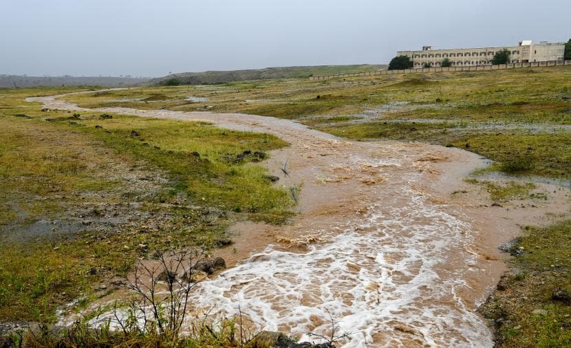 سحب ركامية وأمطار على جبال الحجر