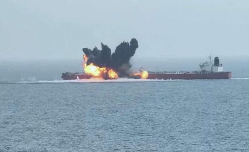 انفجار ناقلة نفط بمضيق هرمز بعد اصطدام لغم
