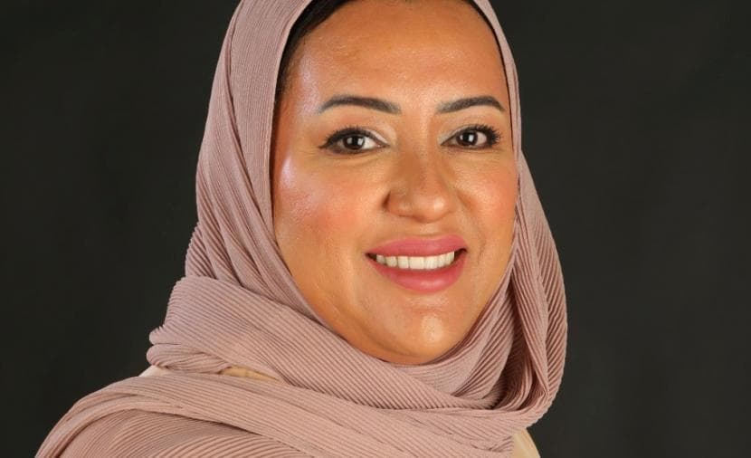 الفتاة المشاركة في الاستقبال