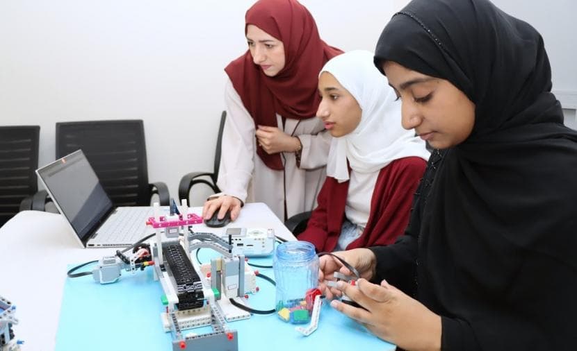 ابتكار بيئي بأيدٍ عُمانية.. روبوت لفرز البلاستيك والورق والمعادن والزجاج