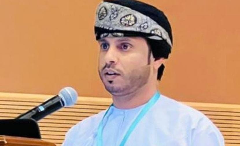 عماني ينهي مناقشة رسالة دكتوراه حول تعزيز القيم والوعي الرقمي لدى طلبة الصف الحادي عشر