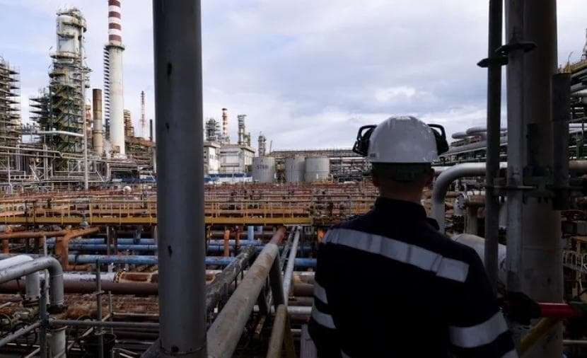 Oil prices climb amid tensions