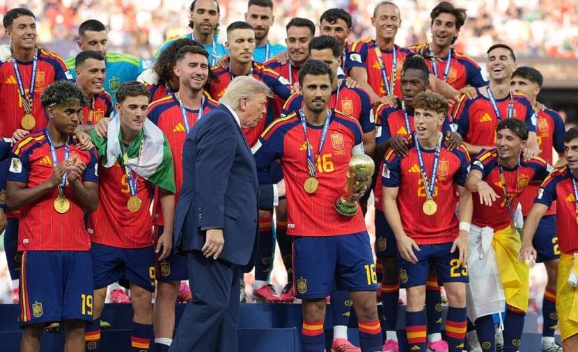 ترامب يثير الجدل على منصة التتويج بالمونديال