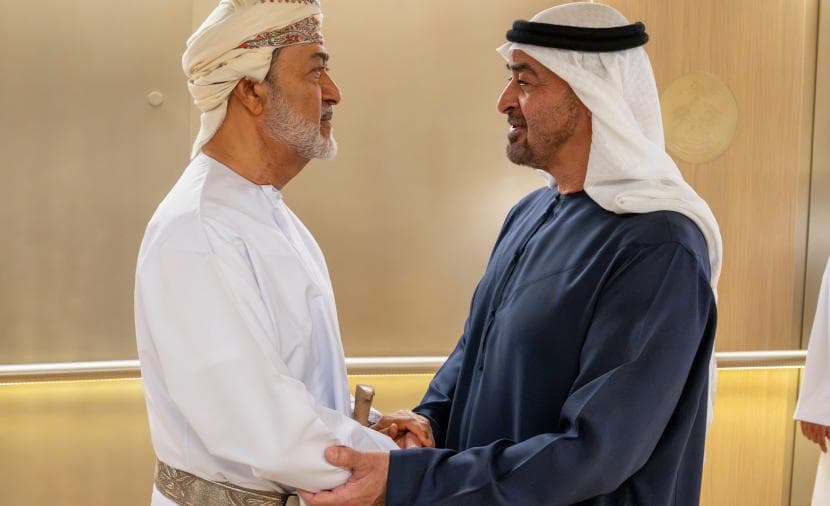 سلطان عمان ورئيس الإمارات يناقشان تعزيز العلاقات