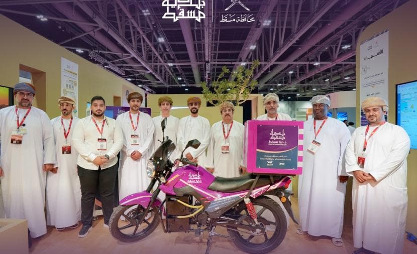 بلدية مسقط تبدأ استبدال الدراجات النارية بالكهربائية