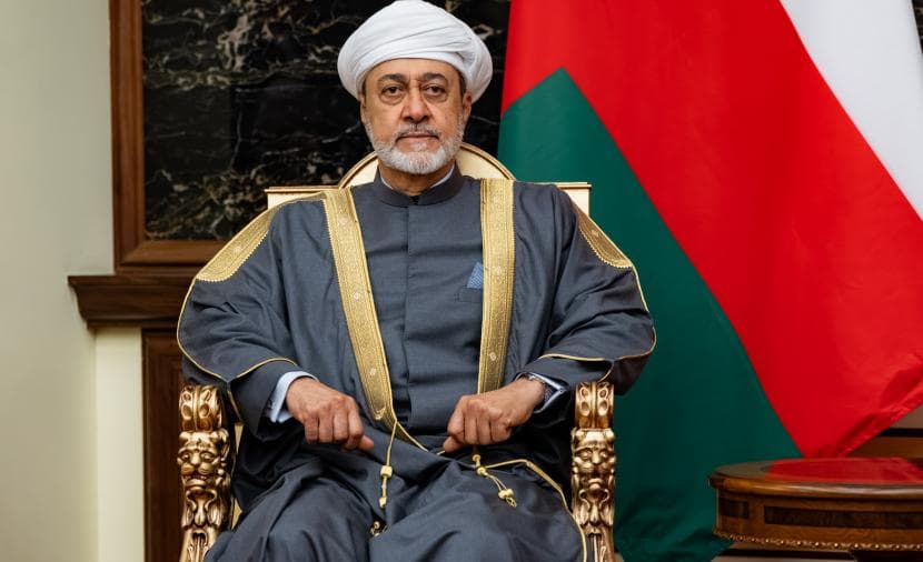 جلالة السلطان يمنح أوسمة لعدد من الشخصيات