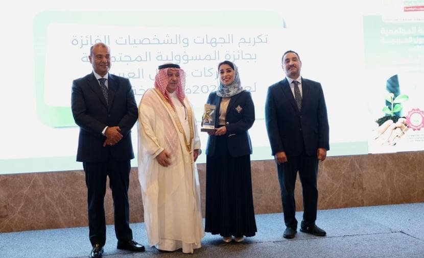 تكريم حجيجة آل سعيد بجائزة المسؤولية