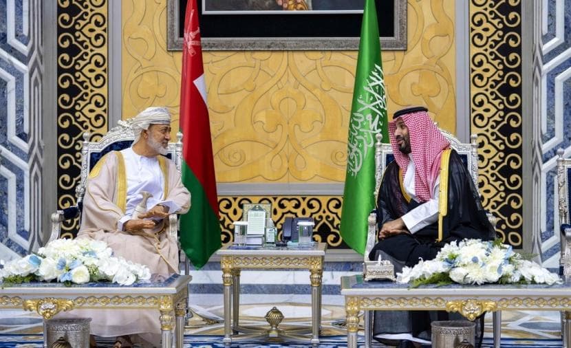 جلالة السلطان يناقش مع الأمير محمد بن سلمان العلاقات الثنائية