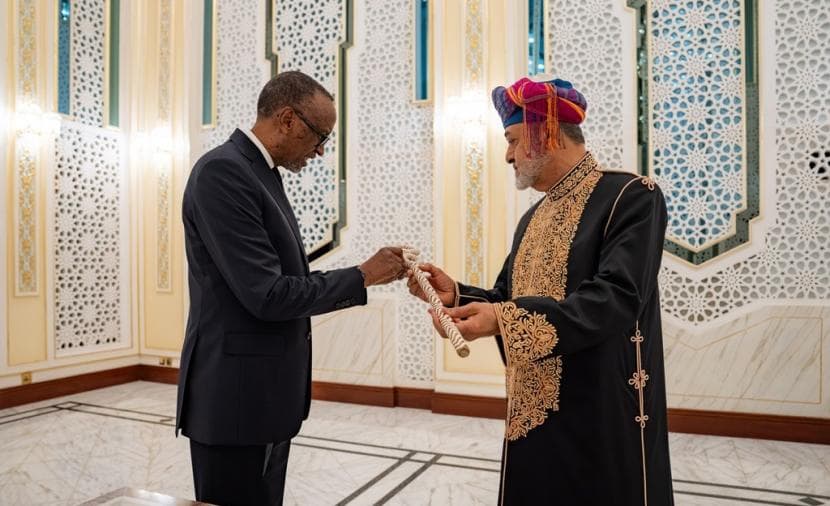 Sultan and Rwandan President exchange gifts