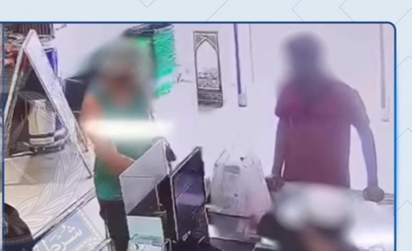 شرطة عمان توضح حقيقة إلقاء العملات على الموظفين
