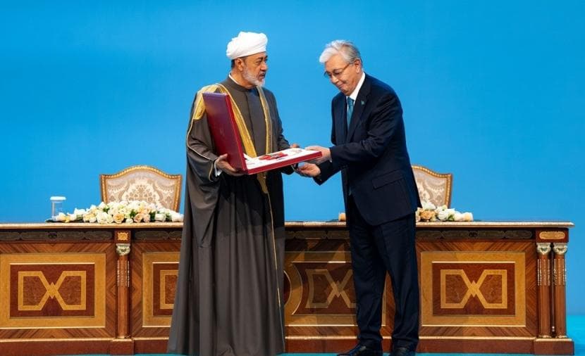 Sultan and Kazakh President exchange medals