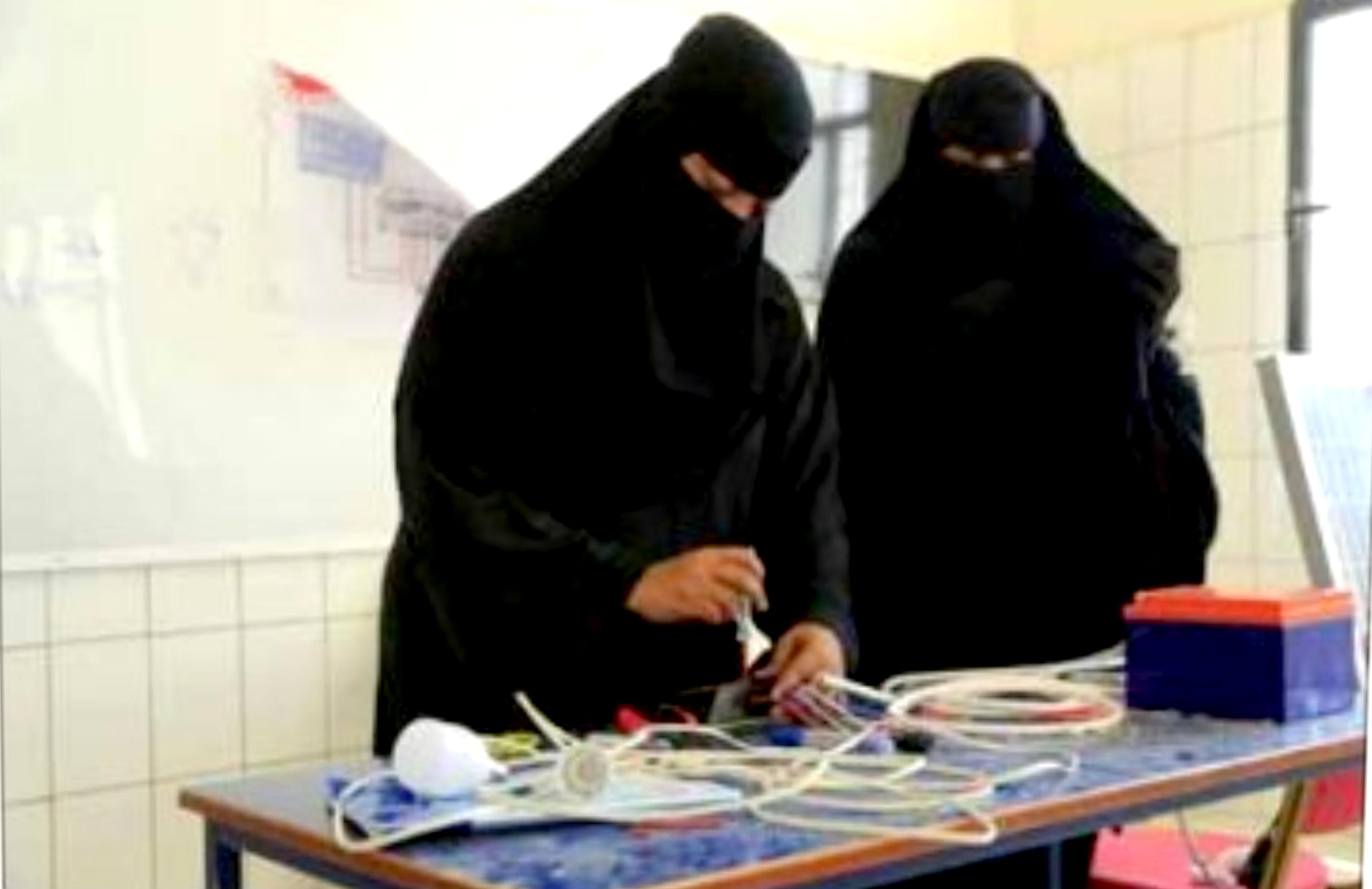 من جيل إلى جيل.. نساء اليمن ينسجن الماضي لحماية الحاضر