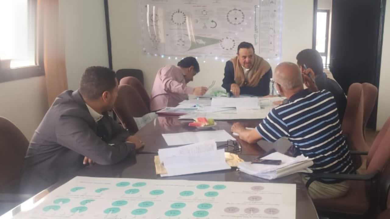رئيس بلدية يناقش تقدم مشاريع الخدمة والتنمية