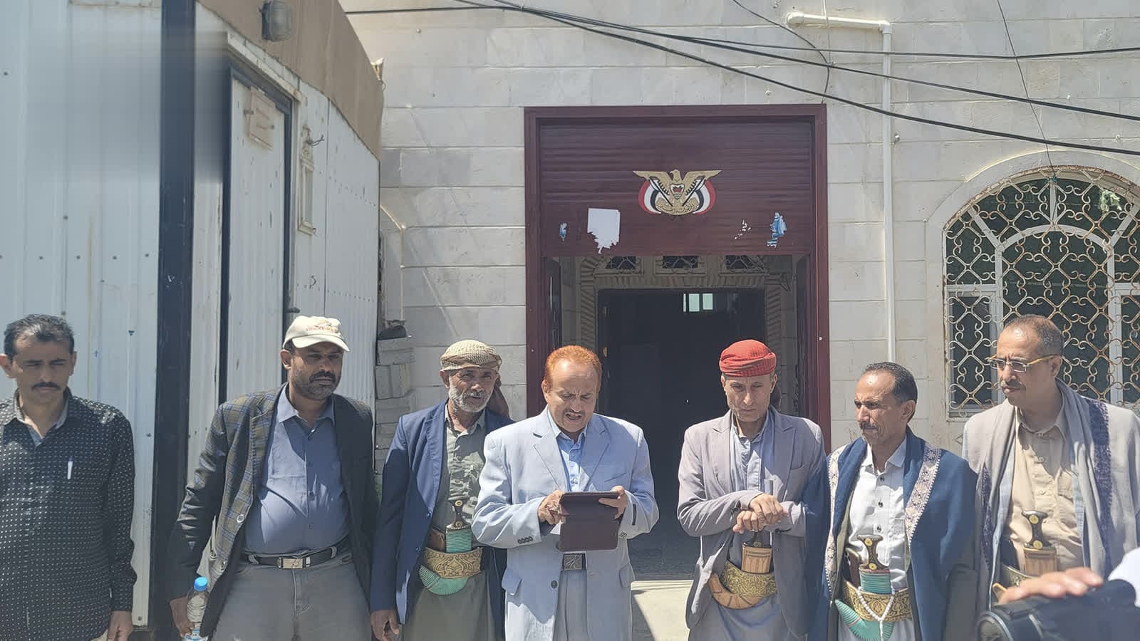 وقفات حاشدة في حجة تندد باستهداف مطار صنعاء وتؤكد الجهوزية لمواجهة العدوان