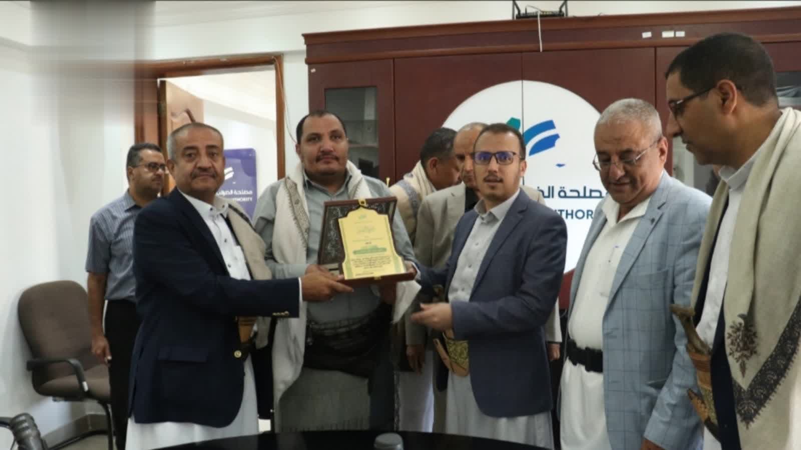 مهدي يكرم كوادر وحدة ضريبة المبيعات