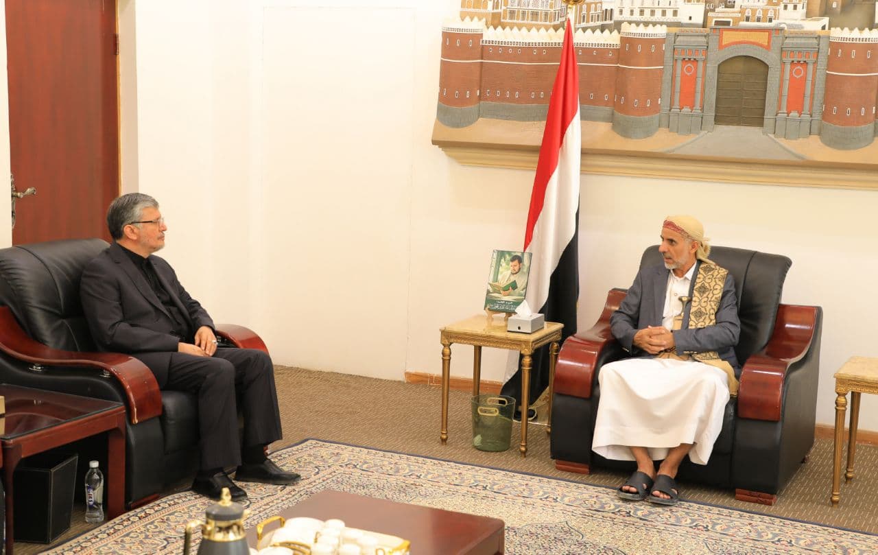 العلامة مفتاح يناقش مع السفير الإيراني في صنعاء سبل تعزيز التعاون