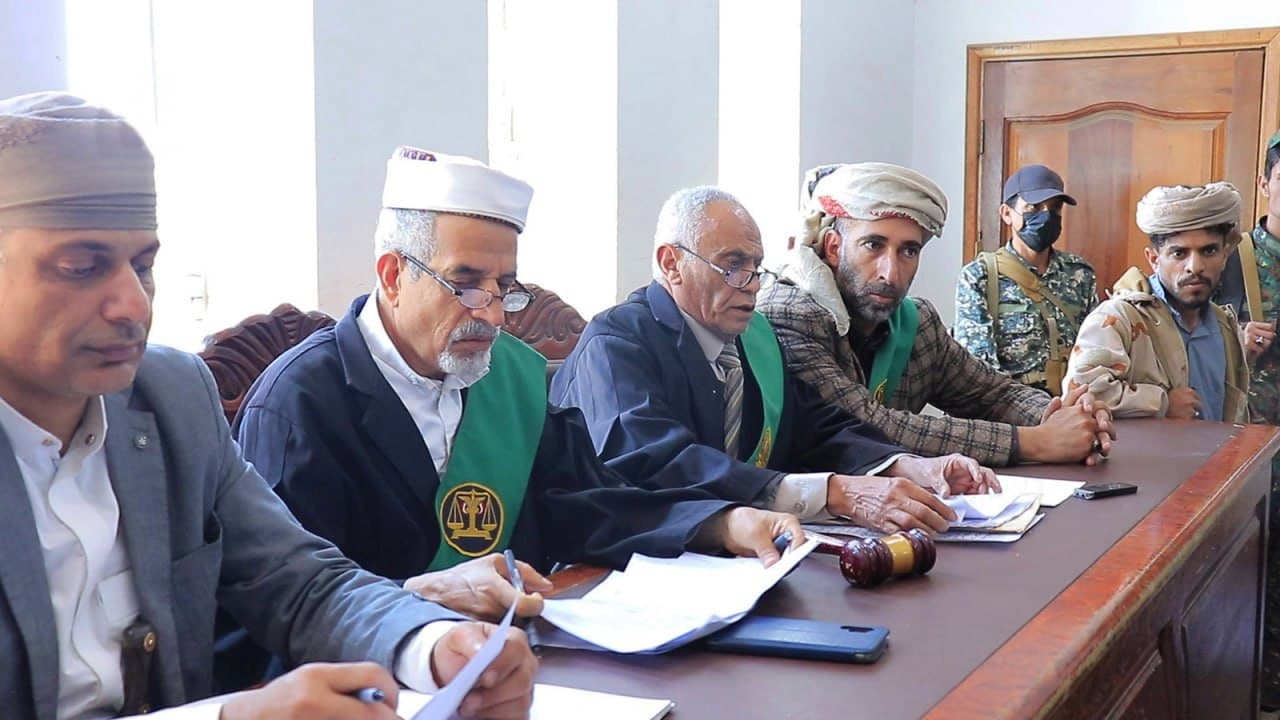 الجزائية المتخصصة بالأمانة تبدأ محاكمة 23 متهمًا بجرائم التخابر مع العدو وترويج المخدرات