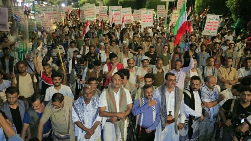 حشود جماهيرية في الحديدة تفوض القيادة بالرد على العدوان السعودي على مطار صنعاء
