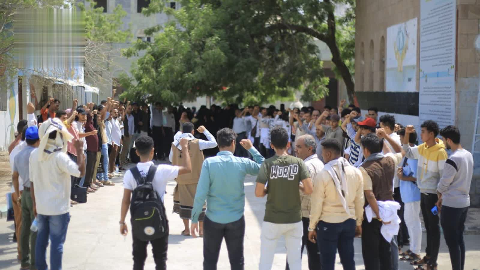 جامعة الحديدة تنظم وقفات تنديدًا بالعدوان السعودي على مطار صنعاء