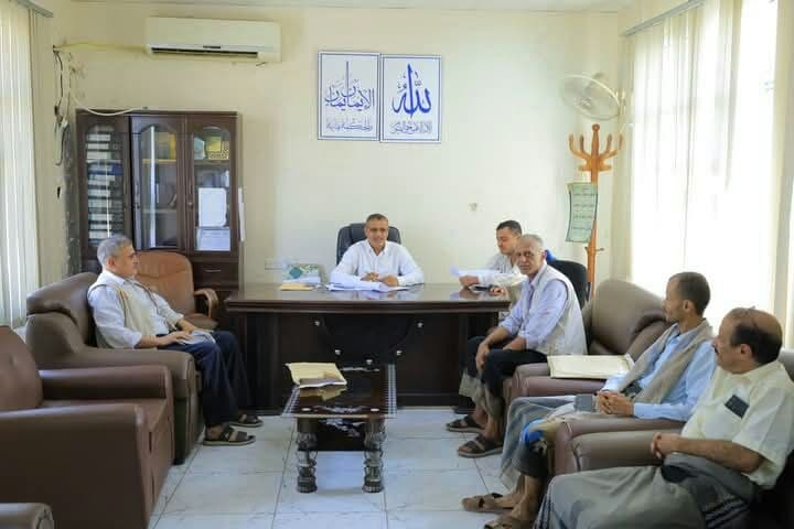 مناقشة الترتيبات النهائية لتدشين حملة الرش اليرقي ومكافحة البعوض في الحديدة