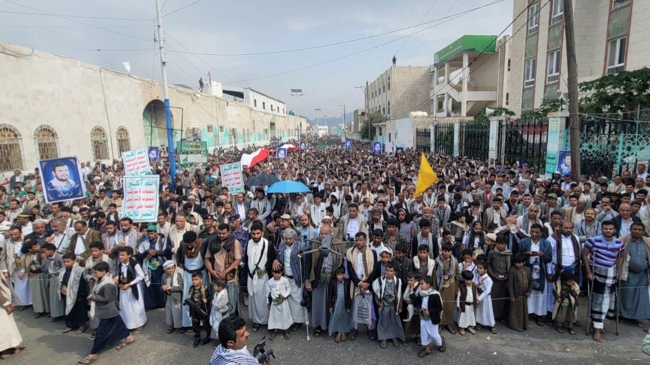 جماهير حجة تتجمع حاشدة لإعلان النفير وتحذير النظام السعودي