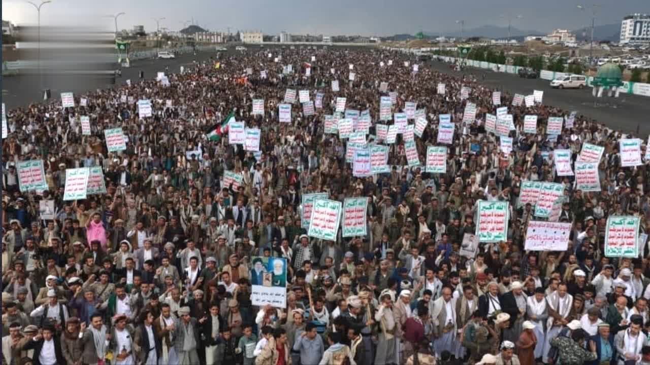 حشود جماهيرية في 100 ساحة بتعز تؤيد خيارات القيادة الثورية وتندد بالعدوان