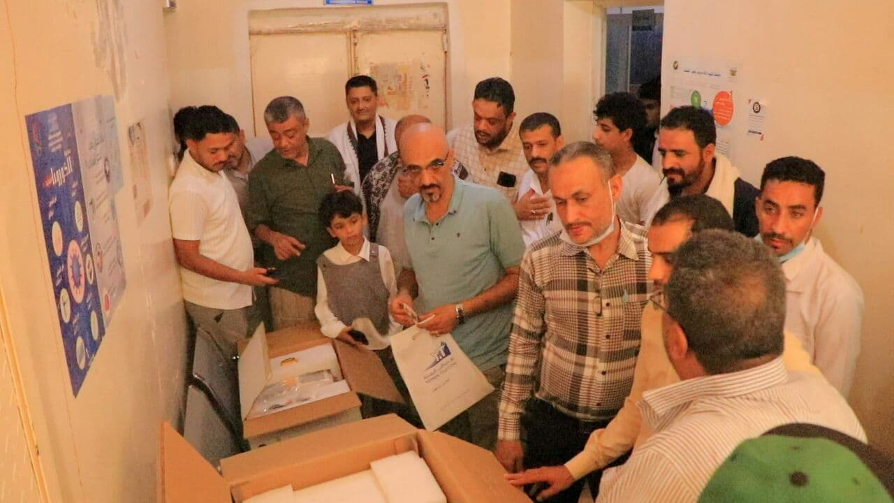 اتصالات تسلم أجهزة فحص دم لمركز الحديدة