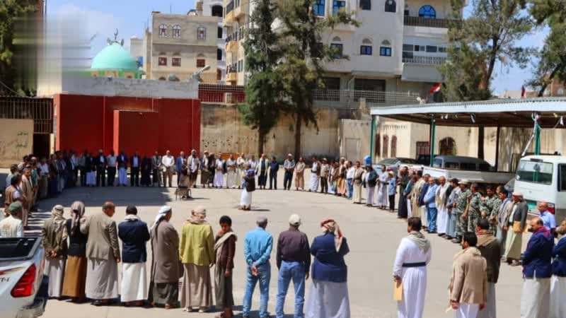 وزارة الإدارة المحلية تنظم وقفة احتجاجية ضد العدوان السعودي على مطار صنعاء