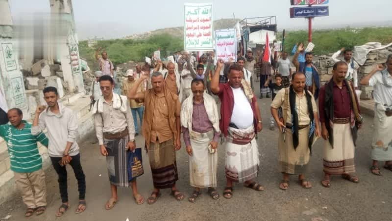 مسيرة جماهيرية في القبيطة بلحج تنديدًا بالعدوان السعودي على مطار صنعاء