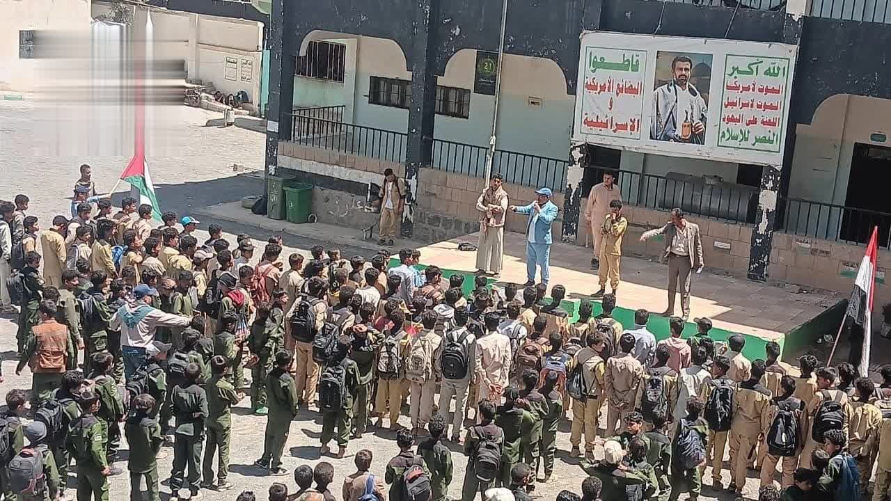 وقفات طلابية في صنعاء تندد بالعدوان السعودي على مطار صنعاء
